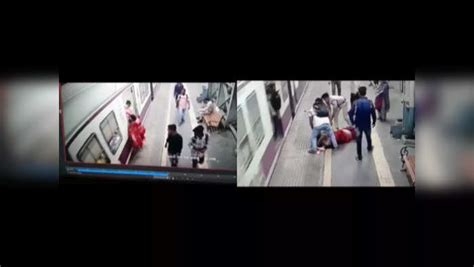 Women Fall From Train Shocking Video Viral