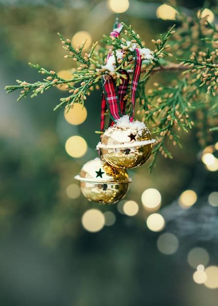 Jingle bells na árvore de natal foto vertical Foto Premium