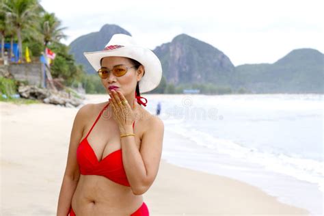 Sexy Symbol Der Frau Mit Rotem Bikini Und Hut Auf Strand Stockfoto