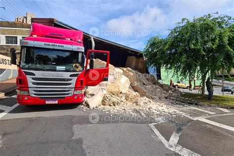 Carga de celulose tomba e interdita rua no Centro de Limeira Rápido no Ar