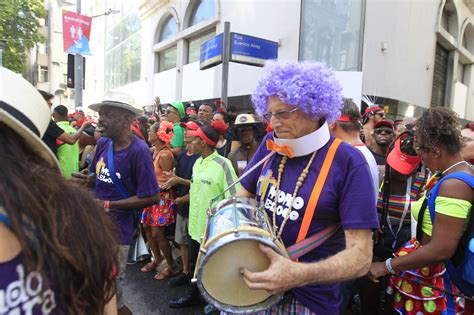 Monobloco fecha Carnaval de rua do Rio arrastando uma multidão de