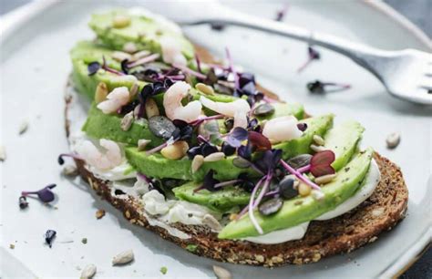 Avo toast con requesón Delination