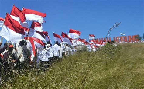 Sambut Hut Ke 79 Ri Seribuan Bendera Merah Putih Berkibar Di Puncak Kawah Wurung Bondowoso