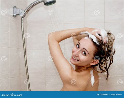 Le Jeune Femme De Brunette Prend La Douche Image stock Image du santé baisses