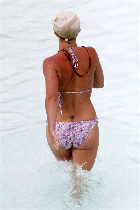 Britney Spears Showing Her Sexy Body And Hot Ass In Bikini On Beach Porn Pictures XXX Photos