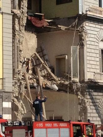 Napoli Crolla Un Palazzo Alla Riviera Di Chiaia Foto Tgcom