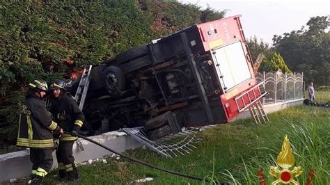 Castellamonte Torino Autobotte Finisce Fuori Strada Morto Il Vigile