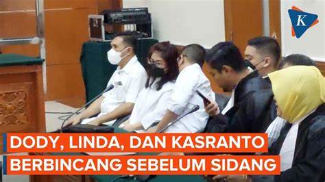 Momen Dody Prawiranegara Dan Linda Berbincang Sebelum Sidang Vonis