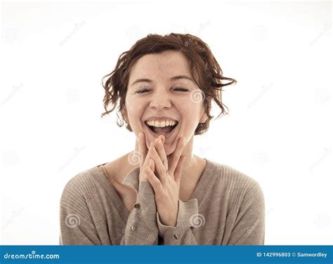 Retrato De La Mujer Alegre Atractiva Joven Con La Cara Feliz Sonriente