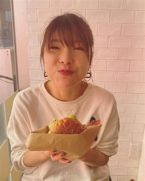 小川麻琴さんのインスタグラム写真 小川麻琴instagram「ハンバーガー大好き🍔 ️ ここのバーガーも美味しかったなぁ😋 いつかの