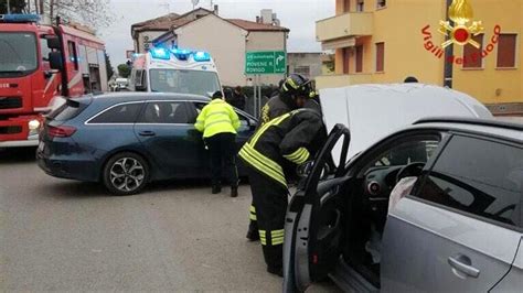 Incidente All Ora Di Pranzo Due Feriti E Traffico In Tilt