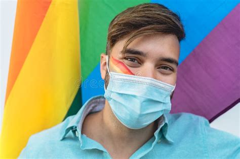 Hombre Feliz Con Máscara Protectora Facial Celebrando El Evento Del Orgullo Gay Durante El Virus