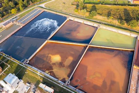 Un Grupo De Grandes Tanques De Sedimentaci N Deposici N De Agua