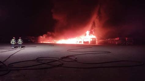 Reportan incendio que afecta a depósito de buses en Maipú Bomberos