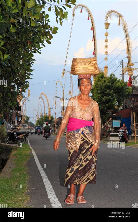 Balinese Women Hi Res Stock Photography And Images Alamy