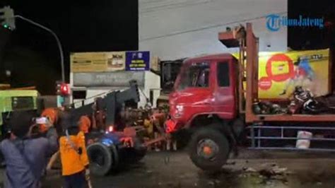 Rekaman CCTV Detik Detik Kecelakaan Maut Di Exit Tol Bawen Truk Sapu