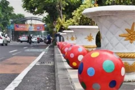 Bukan Lato Lato Raksasa Ini Fungsi Bola Beton Di Trotoar Metro NTB