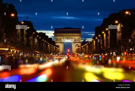 L heure de pointe du soir sur les Champs Elysées avec le point de vue d