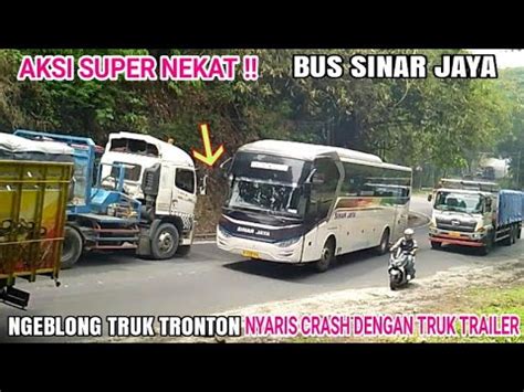 Aksi Super Nekat Bus Sinar Jaya Ngeblong Truk Tronton Nyaris Crash