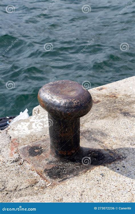 Bolardos De Amarre En El Muelle Del Mar Bollard De Amarre Oxidado En