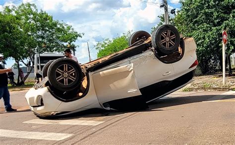 Carro capota após colisão outro em Sinop Só Notícias