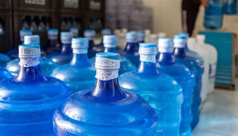 Botellas Grandes De Plástico Galones Azules De Agua Potable Purificada