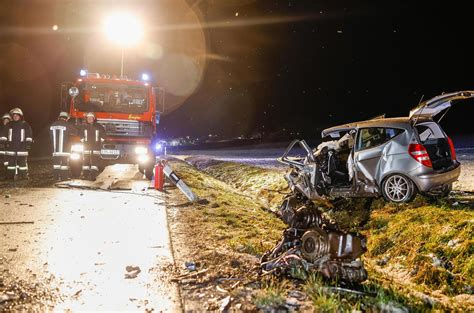 Frontaler Zusammenstoß bei Mühlhausen Ein Toter zwei Schwerverletzte