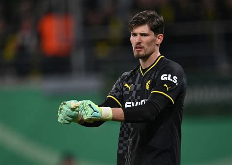 Manchester United Eye Dortmund Goalkeeper Gregor Kobel Amid David De