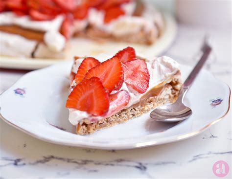 Pavlova De Almendras Dulce De Leche Y Fresas Anna S Pasteleria