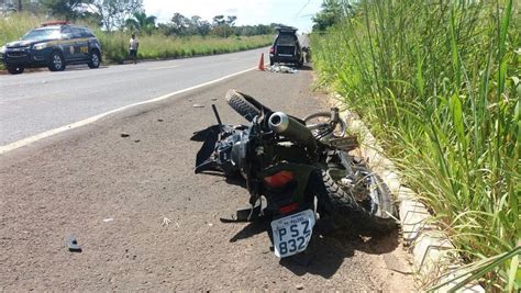 Colisão entre caminhão deixa um motociclista morto e outro ferido na BR