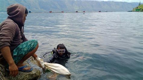 Penyelam Ini Buktikan Ke Bupati PT Aquafarm Tenggelamkan Karung Bangkai