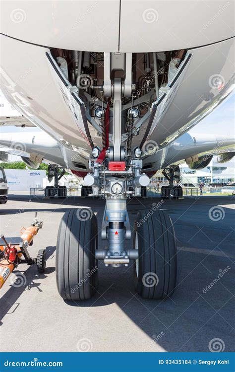 El Tren De Aterrizaje Delantero De Los Aviones Airbus A Imagen De