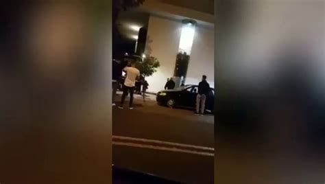 Graban una brutal agresión a las puertas de una discoteca de Sevilla