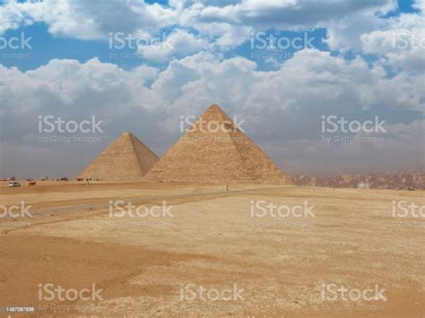 Pemandangan Menakjubkan Piramida Giza Yang Ikonik Di Mesir Menghadap