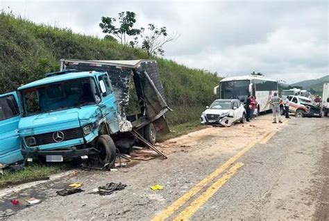 GRAVE ACIDENTE NA BR 267 EM BICAS ENVOLVE TRÊS VEÍCULOS CAUSAS SÃO