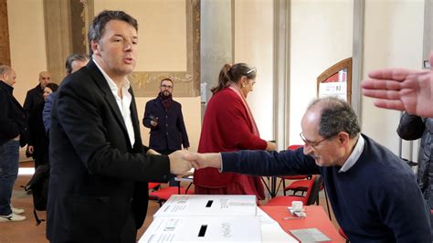 Primarie Pd A Firenze Matteo Renzi Arriva Al Seggio In Vespa