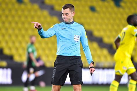 Un Arbitre International Au Sifflet Pour Caen Valenciennes