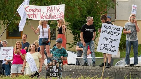 Baden Württemberg Kretschmann verteidigt Corona Politik gegen Protest