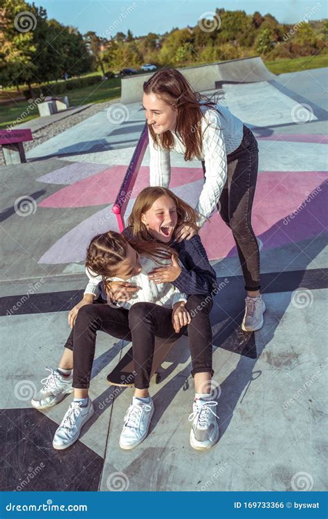 3 Adolescentes D écolières De Filles Des Sourires Heureux Sentiers De