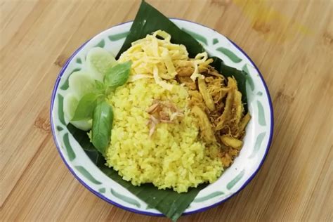 Hanya Pakai Rice Cooker Ini Resep Nasi Kuning Ayam Serundeng Ala