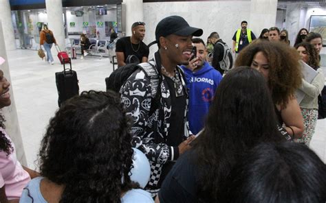 Ex BBB Paulo André faz sucesso fãs em aeroporto do Rio Diversão