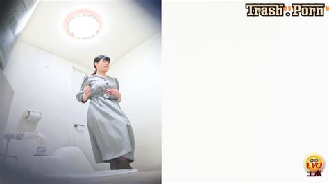 Evo EE 780 Beautiful Women Pooping In The Toilet 排便する美しい女性 Trash Porn