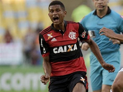 M Rcio Ara Jo Completar Jogos Pelo Flamengo E Receber Homenagem