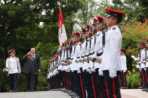 Prabowo Disambut Upacara Militer Saat Menerima Penghargaan Presiden