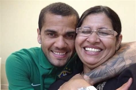 Mãe de Daniel Alves diz ter sido barrada de julgamento por advogados