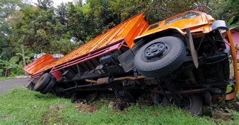 Tak Kuat Nanjak Dua Truk Terguling Di Tanjakan Batununggul Ciamis