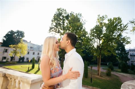 Sonriente Pareja De Enamorados Al Aire Libre Lviv Verano Foto Premium