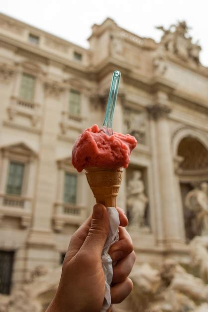 Sorvete em um cone de waffle em um fundo desfocado de um edifício