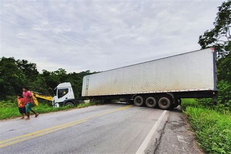 Acidente Deixa Caminh O Atravessado Na Br E Bloqueia Rodovia Nos