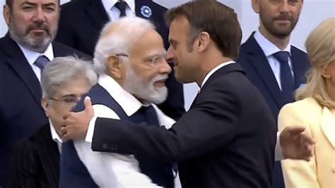 Pm Modi Macron Share Warm Hug Witness Bastille Day Parade Oneindia News